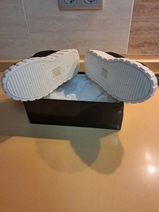 Zapatos casuales negros con suela blanca