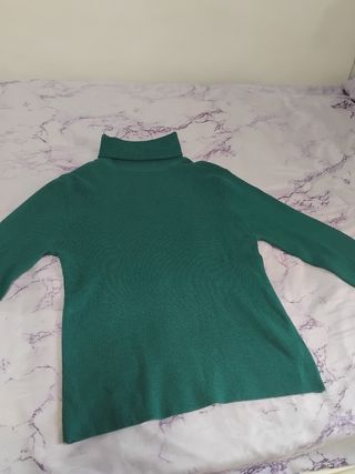 Jersey de cuello alto verde. No usado.