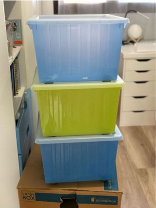 Cajas de almacenamiento Ikea azules y verdes