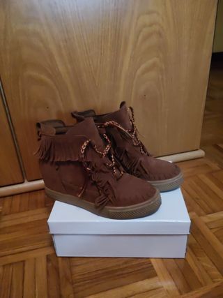 Botín marrón con flecos y cordones