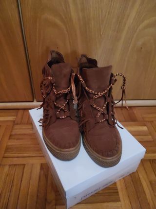 Botín marrón con flecos y cordones
