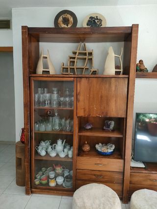 Mueble de comedor con 2 vitrinas.