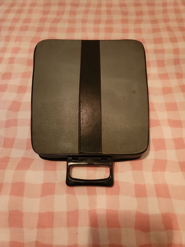 Máquina de escribir Olivetti Lettera 32 con funda
