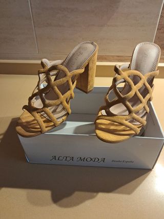 Zapatos de tacón amarillos con diseño