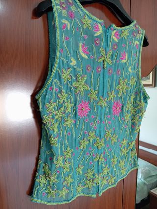 Blusa Aftershock verde bordada COMO NUEVA