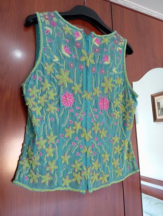 Blusa Aftershock verde bordada COMO NUEVA