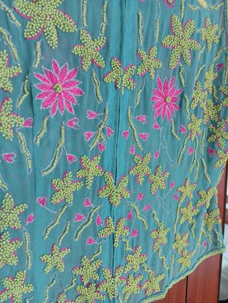 Blusa Aftershock verde bordada COMO NUEVA