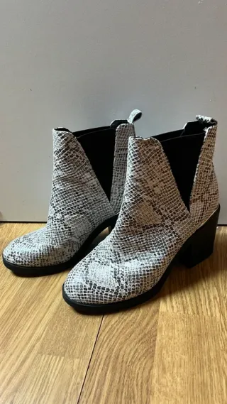 Botines animal print grises y negros