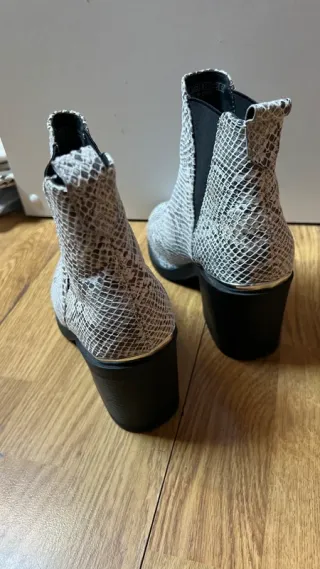 Botines animal print grises y negros