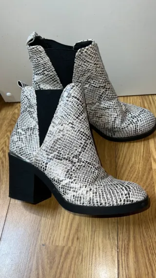 Botines animal print grises y negros