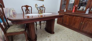 Mesa de comedor de madera y cristal