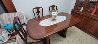 Mesa de comedor de madera y cristal
