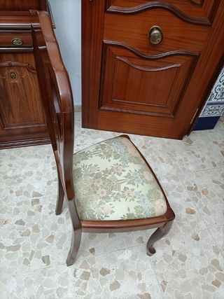 Mesa de comedor de madera y cristal