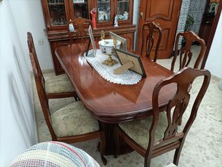 Mesa de comedor de madera y cristal