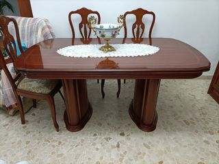 Mesa de comedor de madera y cristal