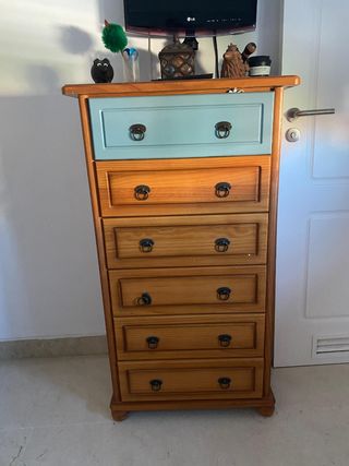 Cómoda de madera con cajones