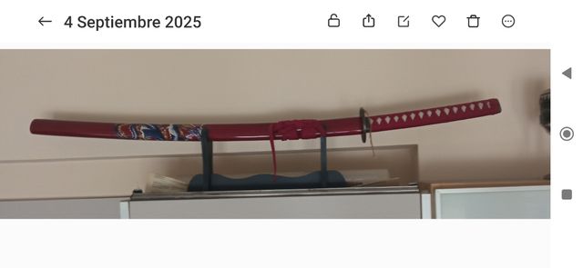 Katana decorativa roja