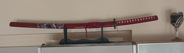 Katana decorativa roja