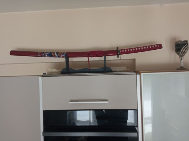Katana decorativa roja