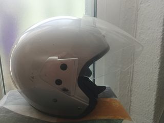 Casco de moto gris con visera