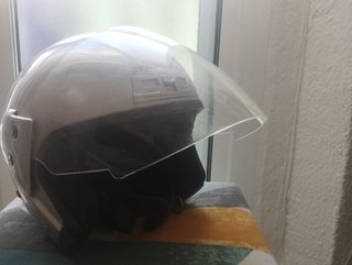 Casco de moto gris con visera