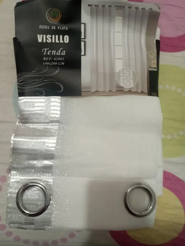Cortinas blancos y plateados.