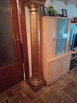 2. Columnas  
de madera estucadas doradas.