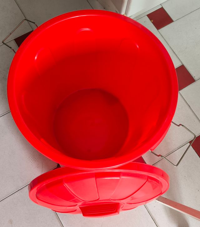 Cubo de plástico rojo con tapa