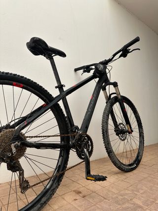 Bicicleta de montaña negra