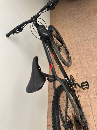 Bicicleta de montaña negra