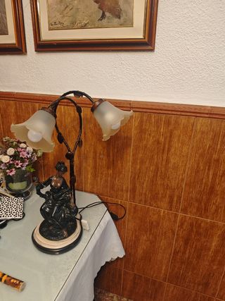 Lámpara de mesa con figura