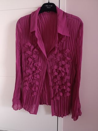 Blusa fucsia con detalles de flores