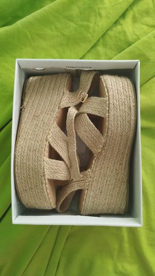 Sandalias de esparto con plataforma beige