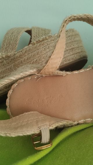 Sandalias de esparto con plataforma beige