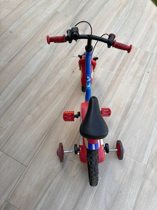 Bicicleta infantil con ruedines