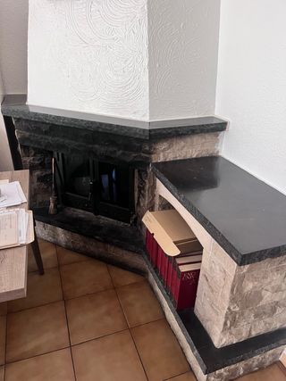 Chimenea y leñera de piedra.