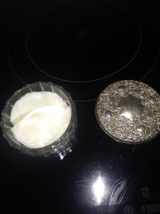 Caja de cristal decorada