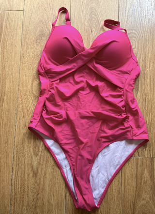 bañador fucsia efecto moldeador con copas pushup