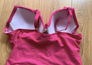 bañador fucsia efecto moldeador con copas pushup