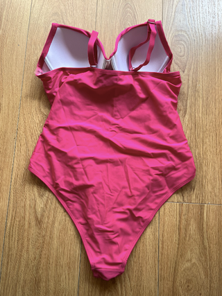 bañador fucsia efecto moldeador con copas pushup