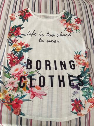Camiseta Bershka floral blanca