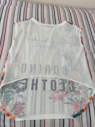 Camiseta Bershka floral blanca
