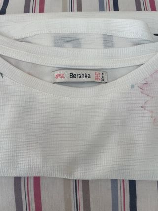 Camiseta Bershka floral blanca