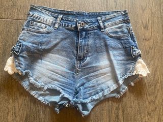 Shorts Vaqueros Desgastados con Encaje