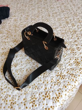 Bolso Negro con Correa Ajustable