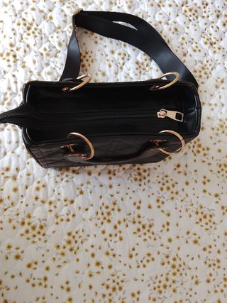 Bolso Negro con Correa Ajustable