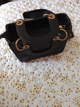 Bolso Negro con Correa Ajustable