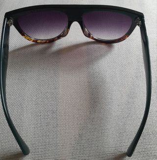 Gafas de sol negras y marrones