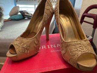 Zapatos de tacón dorados con encaje