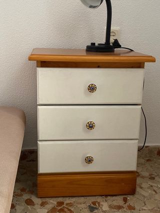 2 Mesitas de noche de madera blancas